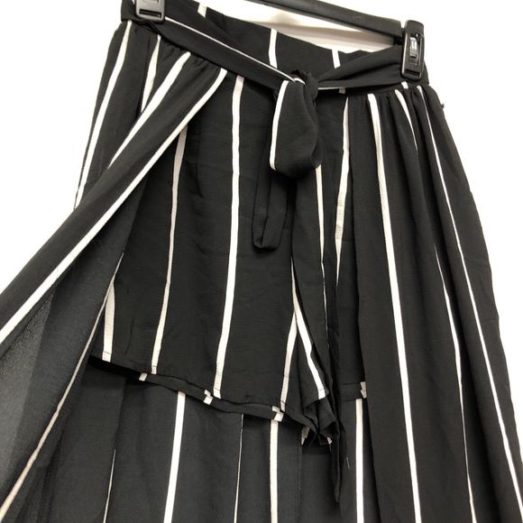 NWT Haute Monde Women Shorts with Skirt Size Small Stripes B237 -12 - Picture 2 of 16